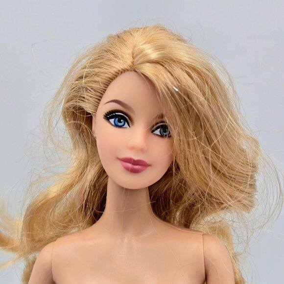 2010 Holiday Barbie Doll Collector Edition Red & White Dress Christmas R4545 Mat - Picture 2 of 16